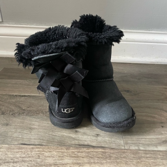 Girl’s Toddler Bailey Bow Black UGG Boots - Picture 10 of 11